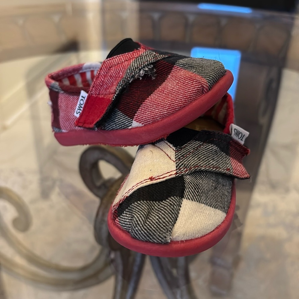 Kids/ toddler Tom’s! Size 5